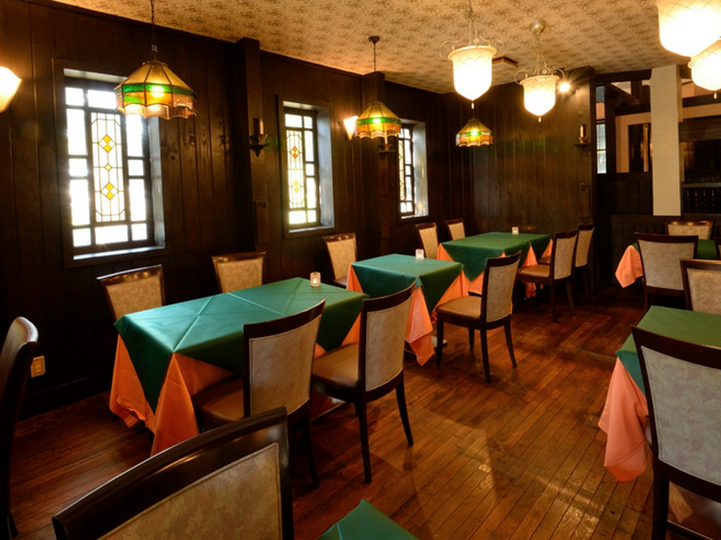 美しいステンドグラスに彩られ、美術館のような風格のある店内