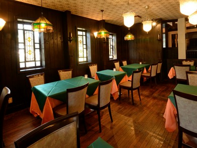 美しいステンドグラスに彩られ、美術館のような風格のある店内