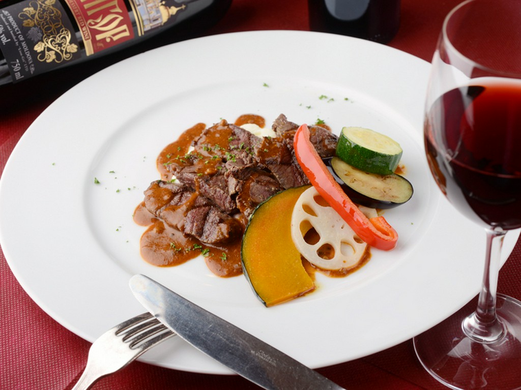 『大地鳥（ダチョウ）フィレ肉のグリエ』