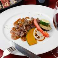 和牛のように柔らかくてジューシーな赤身肉。生後10か月未満の肉のみ使用しているので、クセや臭みがほとんどありません。低脂肪・低カロリーのヘルシーな一品は、ワインとチーズにぴったりです。