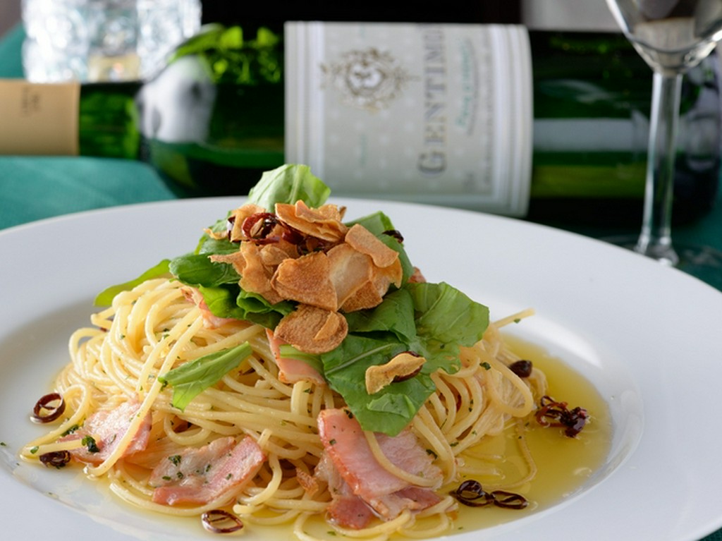 ベーコンとルッコラのペペロンチーノ