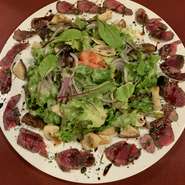 ダチョウフィレ肉とキノコがバルサミコのソースによく合います。
人気メニュー