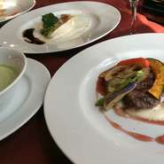 ドリンクセット ランチドリンク220円
スープ､サラダセット　440円
ケーキセット　ドリンク付660円

コースセット　770円
前菜、本日のスープ、デザート、コーヒー付