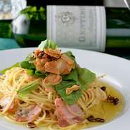 日替わりスパゲッティをご用意しております。
ペペロンチーノ、トマトソース､クリームソースからお好みで
前菜、本日のスープ、日替わりパスタ、デザート、コーヒー付
1760円
パスタ単品990円