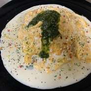 当店のチーズフォンデュに使用している最高級エメンタールで丸ごとコーティング
前菜、本日のスープ、デザート、コーヒー付
2090円 単品1320円