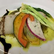 表面はカリッと中はジューシーに仕上げた舌平目、バーターとハーブのおソースが相性抜群。
人気の一品
前菜、本日のスープ、デザート、コーヒー付
2200円単品1430円
