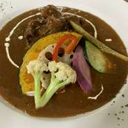 フルーツとトマト、赤ワインでじっくり煮込んだ一品　お肉はサーロイン使用
前菜、本日のスープ、デザート、コーヒー付
2640円単品1870円パンorライス付
