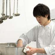 直接お客様と接する機会は少ないですが、ベストの状態で料理を提供できるよう常に気を配っています。お店を訪れてくれた方に感謝の気持ちを忘れず、美味しかったという言葉を励みに務める日々です。