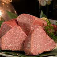 「宮崎牛」は、徹底的な管理のもと育てられた牛肉の証でもあります。当店では、宮崎より直送された宮崎牛の「サーロイン」と「フィレ」のみを使用。鉄板料理はシンプルなゆえに、素材にこだわる料理だと思います。