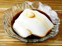 落花生（ピーナッツ）を使った沖縄県や鹿児島県の郷土料理。プルンプルンとしたやわらかい食感が特長的です。ほのかな甘みと適度な塩味が絶妙にマッチ。