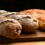 毎日焼き上げる『自家製パン』は、北海道産小麦粉を使用。香りが強くワインが進む『ライ麦パン』と、砂糖を使用せずとも玉ネギと小麦粉の甘味を感じられる『玉ネギパン』は料理のお供にぴったりの味わいです。
