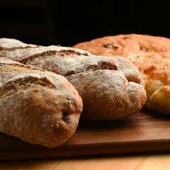 料理のお供にぴったりな、北海道小麦100％の『自家製パン』
