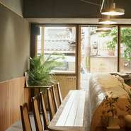 大きな窓から差し込む、柔らかな日差しが心地よい店内。ランチ、お茶、ディナーまで、フレッシュベリーと京都ならではの抹茶を使った『豆乳ティラミス』など、女性に大人気の美味しいスイーツを堪能できます。
