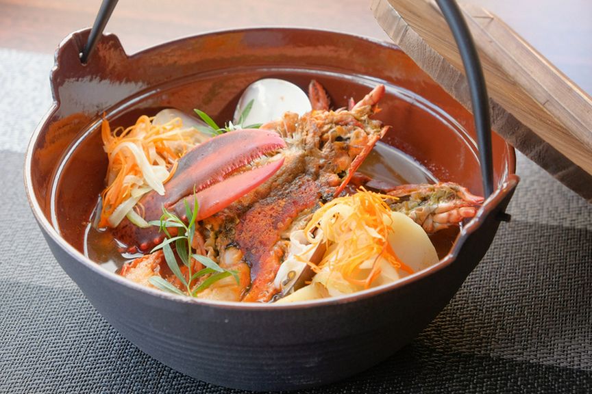 魚介類たっぷり『オマール海老と魚介類のブイヤベース』味噌山椒のアオリ  味の変化　〜おもてなし〜