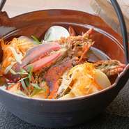 新鮮な魚介類の旨味を存分に味わえる鍋料理。三段階の味の変化も楽しむことができる極上の逸品。