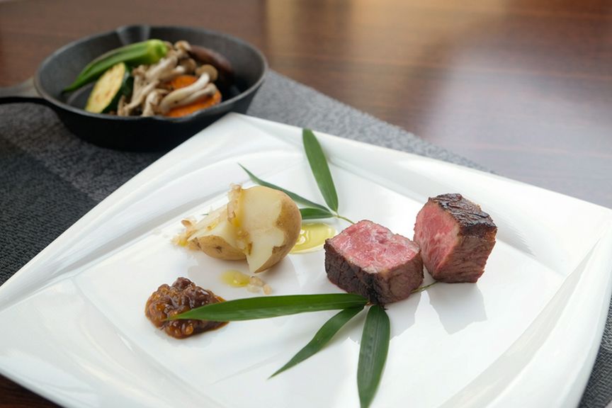 赤身肉の旨みたっぷり!『アンガス牛のロースト 野菜のロースト 濃厚なジュ』