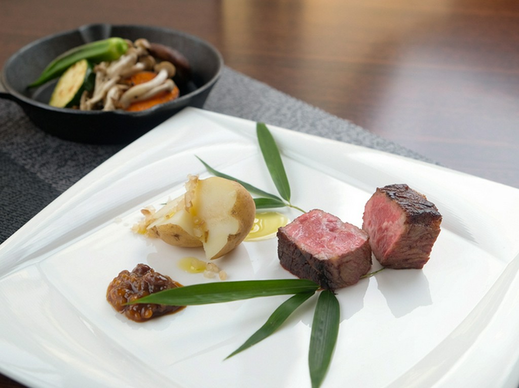 赤身肉の旨みたっぷり！『アンガス牛のロースト　野菜のロースト　濃厚なジュ』