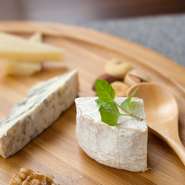 食材はすべて、旬の食材の中でも美味しいタイミングを逃さないよう、丁寧に目利きし仕入れています。4か月間熟成された、手に入りにくい極上のゴルゴンゾーラやミモレットなども入荷。ぜひご堪能下さい。
