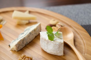 食べごろのタイミングを大切に。上質な味わいの熟成チーズも入荷