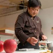 気兼ねなく寛げる雰囲気のお店づくりを大切にしています。また、料理は、味噌などの発酵食品も積極的に取入れたり、少ない塩でも食材を寝かせて味を浸透させたり等、日々探求を重ねています。