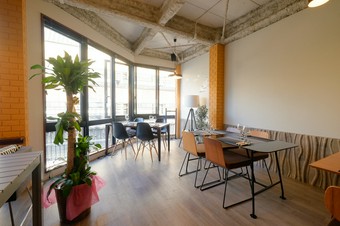 普段使いからデートや大切な記念日の食事。またウエディングにも