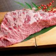肉の世界に携わって40年、肉匠と呼ばれる藤村氏の熟練された目利きで仕入れた近江牛を振る舞うのが【肉の醍醐】の強み。日本三大和牛の1つに挙げられる近江牛特有のきめ細かい肉質と脂の旨味を存分に味わえる。