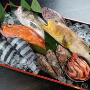 季節毎に揚がってきた魚貝をたっぷり使って料理します。
全国各地の旬の魚にこだわり一番美味しい状態で提供しています。