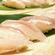 海のない奈良県で魚貝三昧の魚料理の専門店です。確かな目利きで選び抜かれた新鮮で美味しい魚を使って握る小ぶりの寿司が人気です。