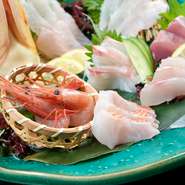 人数によっては貸切にすることもできます。16名さままでのお席もあり、お酒を愉しむコースなどで各種宴会におすすめです。寛げる店内と新鮮で美味しいお料理、珍しい地酒や創作和食などで心もお腹も満たされます。