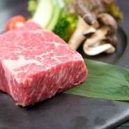 鳥取和牛は口溶けがよくて柔らかく、風味が高いのが特徴です。釣り魚は生きたまま釣って船上で〆るため、鮮度も味も格別。鳥取の手づくり醤油や島根の幻の生わさびなど、山陰の食材に力を入れて提供しています。