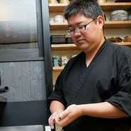 家庭の食卓ではお目にかかれないような魚種が豊富です。お客様がよくわからない魚については、魚辞典がありますので、さまざまな呼び名や旬の魚、料理についてなど、わかりやすく丁寧に説明するよう心掛けています。