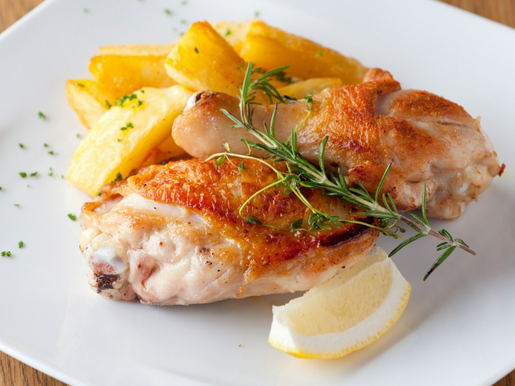 旨みが濃く、味わい深い『骨付き鶏もも肉とジャガイモのロースト』