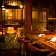 デートに最適な、個室や、中庭の見える席など、思い出に残るような空間で最高の食事をお楽しみください。