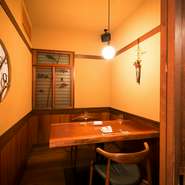 花街円山町。築60年以上の旧料亭を改装した趣のある佇まいは、落ち着いてお食事を楽しむのにぴったり。高級旅館のような贅沢な空間でありながら障子やテーブル、椅子など細部はゆったりと寛げる暖かみを感じさせます