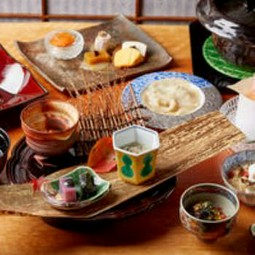 旬のお野菜・お魚を中心に全9品のお料理をご用意しております。
