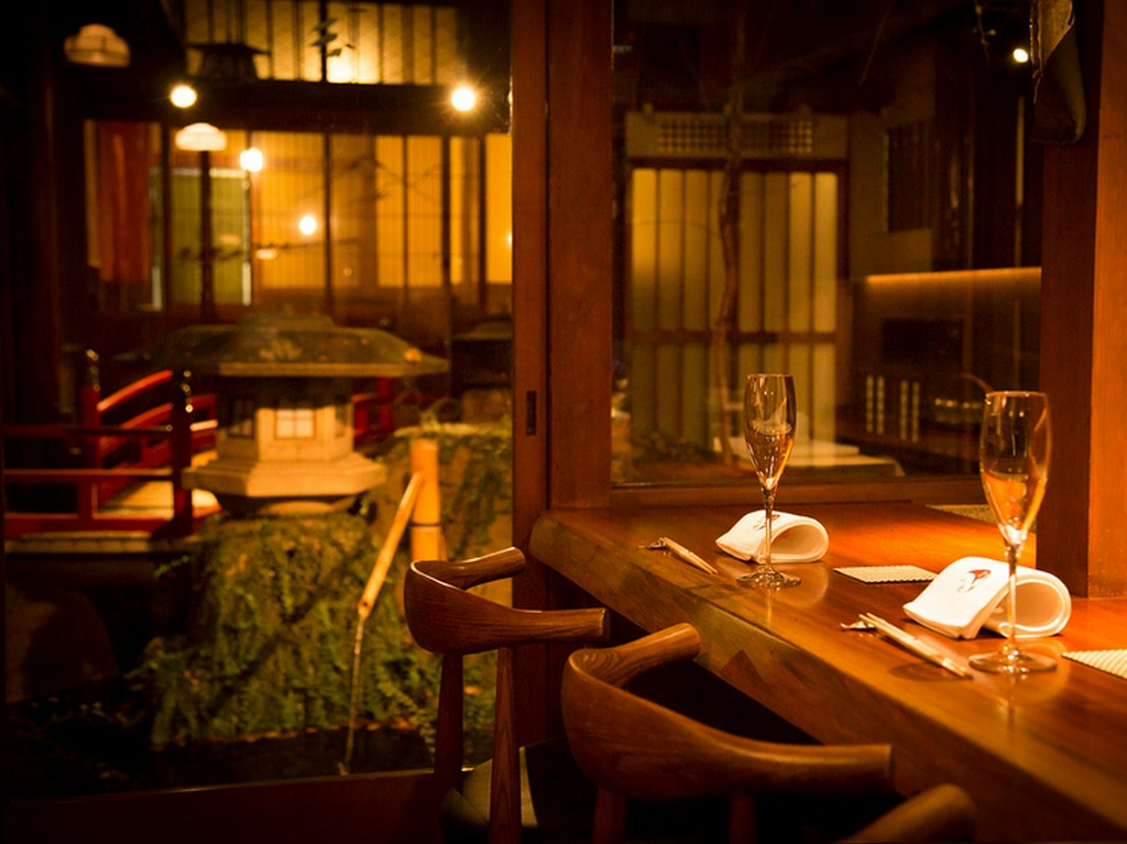 日本庭園を横に、料理人の仕事ぶりを眺められる人気のカウンター