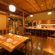 カウンター席とテーブル席は、禁煙でございます。　