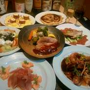 ①サーモンのマリネ②はこ豚ソーセージ③トーフステーキ茸ソース④グリーンサラダ⑤季節の焼き野菜⑥魚の丸焼き⑦チキントマト煮⑧あしたか牛ももステーキ⑨もち豚のサルティンボッカトマトソースパスタ⑩デザート