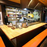 鉄板焼きはカウターがメインテーブルです。作り手と会話をし、メニューに拘らずお好きなお料理ご注文ください。カウンターだから出来るサービスと料理があります。