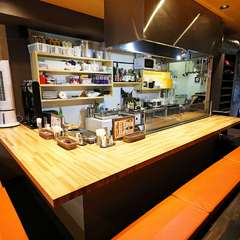 幅50㌢の広いカウターで掘りごたつ式くつろいでお食事ができます