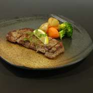 ニュージーランドの高原で大切に育てた牛。国産和牛に負けない柔らかさと脂身の旨味が有ります。