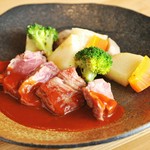 和牛にまけないやわらかさと、肉のうま味を味わえるお肉です。