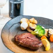 和牛にまけない柔らかさと、肉の旨味を味わえるお肉です。