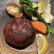 愛鷹山の麓で育った和牛を100%使用。良質な脂身がハンバーグのジューシーさと甘い香りを醸し出します。