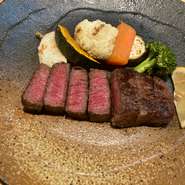 あしたか牛のももは脂身が程良く霜降りになっているため、旨味と香りが豊かでもも肉とは思えないやわらかさです。