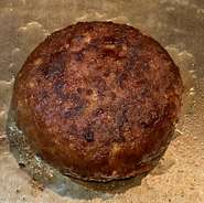 愛鷹山の麓でストレス無く育った牛は良質の脂身は赤身の旨味を引き出し人生最高のハンバーグになりました。