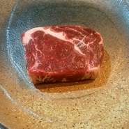 牛ロースステーキを100グラム1200円150グラム1800円で提供します。