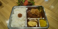 和風もちぶたハンバーグ、ご飯、漬け物、副菜、サラダだ付き
