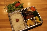 天然の魚のグリル、ご飯、漬け物、副菜、サラダ付き