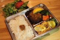 あしたか牛ハンバーグ、ご飯、サラダ、副菜、漬け物付き